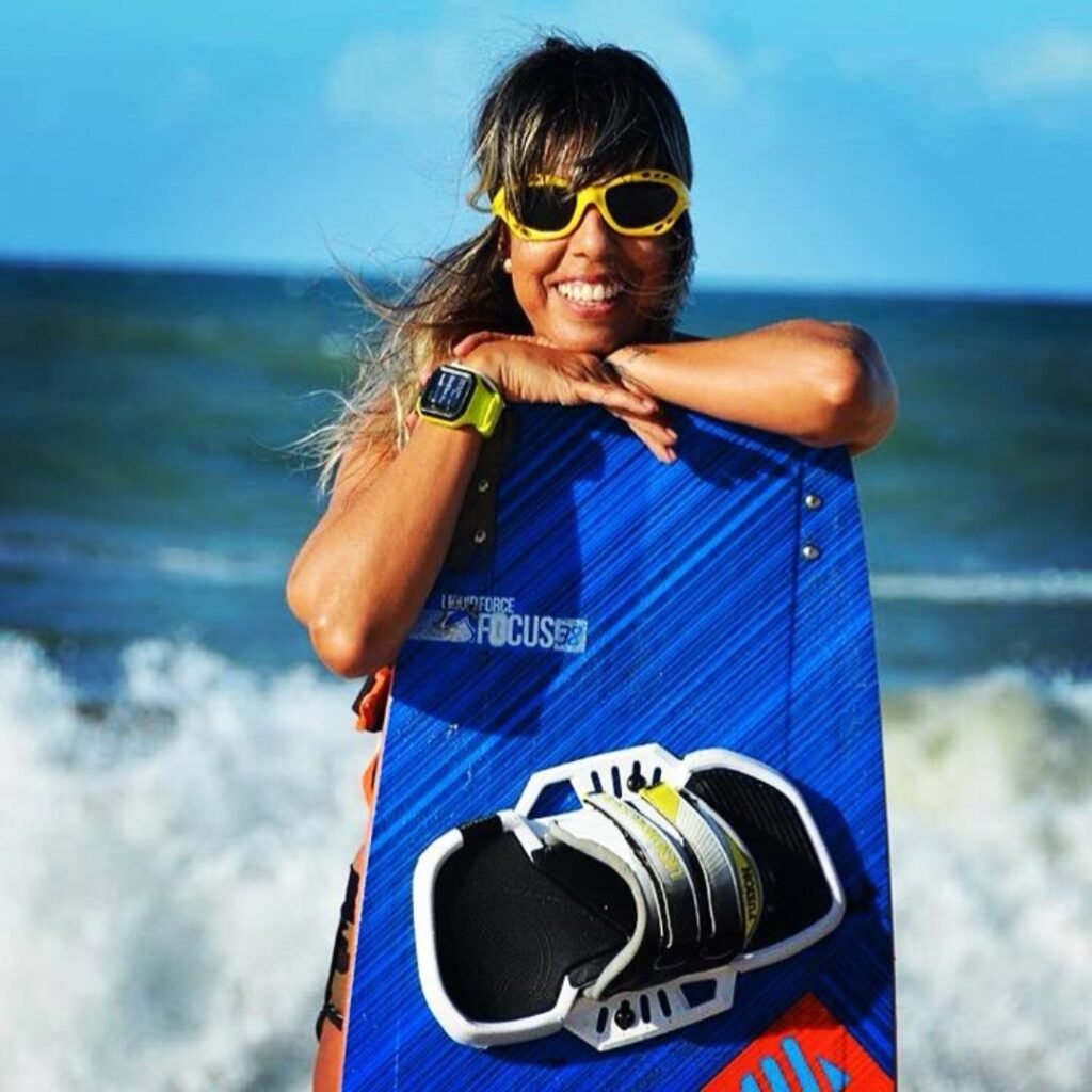 Glogglz® Finz Polarised Sports Sunglasses – Blue | UV400 Protection, Anti-Fog & Secure Fit in actie